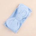 Dettaglio della fascia neonato azzurra con grande fiocco in morbido tessuto a maglia - Azzurro