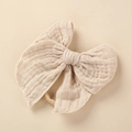 Detail eines Baby Stirnbandes aus weichem Musselin-Stoff mit Schleife in Beige - 10.5x10.5cm / Nude