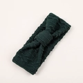 Gedetailleerde close-up van donkergroene gebreide baby-hoofdband met decoratieve strik - Olijfgroen