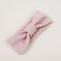 Gros plan détaillé du bandeau tricoté rose pour bébé avec motif de losanges ajourés - Rose chair