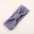 Détail du bandeau tricoté pour bébé avec motif de losanges ajourés en violet poussiéreux - Gris foncé