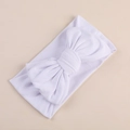 Dettaglio di una fascia per neonati in seta di latte bianca con un grande fiocco a strati - Bianco freddo