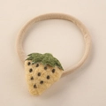 Détail de la breloque fraise en feutre sur bandeau élastique en nylon beige pour bébé - Fraise en Feutre Jaune (#6)