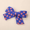 Détail d'une pince à cheveux nœud tricoté bleu roi à pois orange pour petits enfants - Bleu Royal Floral Orange