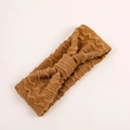Détail macro de la texture en maille torsadée marron et du nœud sur le bandeau - Marron