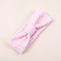 Gros plan sur un bandeau en maille rose pour bébé avec nœud et texture creuse ondulée - Rose