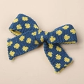 Détail d'un nœud papillon en tricot bleu avec motifs floraux jaunes pour enfants - Bleu Marine Floral Jaune