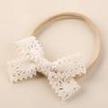 Détail du bandeau bébé avec nœud en dentelle crochetée blanche et ruban nylon beige - Nœud en Dentelle au Crochet Blanc (#10)
