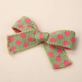 Dettaglio della clip per capelli in maglia con fiocco floreale verde e rosa per bambina - Verde Chiaro Floreale Rosa