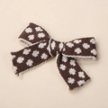 Dettaglio del fiocco in maglia marrone scuro con pois bianchi per accessori capelli bimbi - Marrone Scuro Floreale Bianco