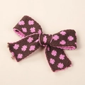 Dettaglio molletta a fiocco in maglia per bambine con motivi floreali marroni e rosa - Caffè Scuro Floreale Pesca