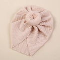 Detalle del gorro turbante de bebé con textura de punto trenzado rosa y nudo de dónut - Rojo Almendra