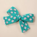 Dettaglio del fermaglio per capelli in maglia verde petrolio a fiori per bimbe - Blu Lago Floreale Rosa Chiaro