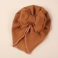 Détail du bonnet turban bébé caramel avec gros nœud et texture en maille douce - Taille unique / Marron