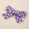 Dettaglio ravvicinato di un fiocco per capelli in maglia viola con pois gialli - Light Purple Off-White Floral