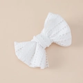 Vista de detalle del lazo de encaje blanco con textura de malla fina para el cabello - Estilo de Pinza con Lazo / Blanco