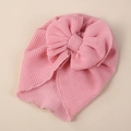 Détail du bonnet turban rose pour bébé avec un grand nœud et une doublure polaire chaude - Taille unique / Rose Chair
