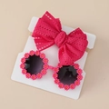 Détail de l'ensemble lunettes de soleil fleurs roses et bandeau dentelle assorti pour bébé - Ensemble De Deux Articles Avec Carte / Rose Rouge (#3)