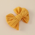 Dettaglio macro del fiocco in pizzo giallo brillante per capelli da bambina - Stile Fermaglio a Fiocco / Giallo