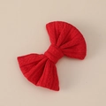 Detailansicht der roten gestrickten Jacquard-Schleife mit Rippenmuster auf beigem Hintergrund - 11*9cm / Rot (#1)