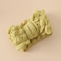 Détail du bandeau bébé en tissu gaufré jaune montrant la texture élastique du tissu - Light jaune