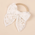 Détail d'un bandeau en dentelle blanche avec double nœud et ruban en nylon souple - Style de Bande (FHML-2283) / Blanc