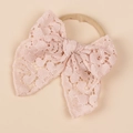 Détail d'un bandeau pour bébé en dentelle rose avec nœud et ruban élastique - Style de Bande (FHML-2283) / Rose Poudré