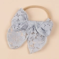 Détail du nœud en dentelle florale bleu clair sur bandeau élastique pour bébés - Style de Bande (FHML-2283) / Bleu clair