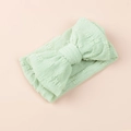 Gros plan détaillé d'un bandeau pour bébé vert menthe avec un grand nœud doux - Vert Pâle