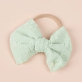 Dettaglio del fiocco in pizzo verde menta su fascia elastica in nylon per neonati - Verde Menta