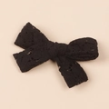 Detailansicht der Vintage-Haarspange mit schwarzer Spitzenschleife und Stickmustern - 10x8cm / Schwarz