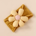Detailansicht eines handgefertigten weichen Stoffblumen-Stirnbands für Babys in Senfgelb - Haarband 15*8.5cm / Senfgelb (#4)