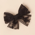Detailansicht der handgefertigten schwarzen Spitzen-Haarspange mit Blumenstickerei - Schmal 8x9cm / Schwarz
