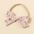 Dettaglio fascia per neonati con fiocco a fiori rosa e cinturino in nylon elastico - Rosa Floreale
