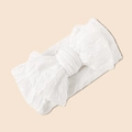 Dettaglio della fascia in pizzo bianco con fiocco per neonati e bambine - Bianco / 17*8.5cm