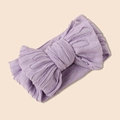 Dettaglio della fascia in maglia color lavanda per neonati con trama elastica e fiocco - Lavanda / 17*8.5cm
