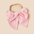 Dettaglio del fiocco in lino rosa su fascia elastica in nylon beige per neonati e bimbe - Rosa