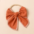 Détail du bandeau en lin orange avec surpiqûres blanches et bande en nylon élastique - Orange