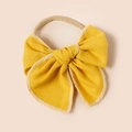 Détail du bandeau bébé en lin jaune moutarde avec nylon élastique et coutures blanches contrastées - Jaune Gingembre