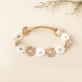Détail du bandeau en nylon souple avec marguerites brodées en blanc et beige - Style Marguerite Beige et Blanc