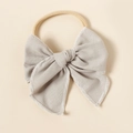 Détail du bandeau en lin pour bébé avec bande en nylon extensible et bordure cousue blanche - Blanc Cassé