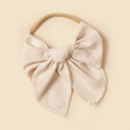 Détail du bandeau en lin blanc crème avec nœud papillon et bande en nylon pour petites filles - Blanc Cassé