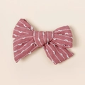Vue détaillée du nœud en coton et lin rose rayé avec broderie de vagues blanches - 8.5*6.5CM / Rose Foncé