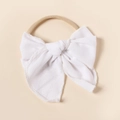 Gros plan détaillé du bandeau blanc en lin avec bande élastique en nylon pour bébés - Blanc