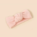Nahaufnahme von rosa Lammwolle Baby Stirnband mit weicher Textur und Knotendetail - 19*8.5cm / Rosa