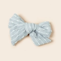 Détail d'un nœud papillon bleu clair avec broderie blanche et texture en tissu tissé - 8.5*6.5CM / Bleu Clair