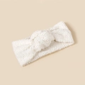 Nahaufnahme von weißem Baby-Stirnband aus Lammwolle mit weichem Knotendetail für Babys - 19*8.5cm / Weiß