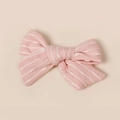 Gros plan d'une barrette nœud à rayures roses et blanches montrant la texture du tissu - 8.5*6.5CM / Rose Clair