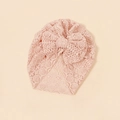 Detailansicht eines rosa Baby-Turbans aus Spitze mit Blumenmuster und großer Schleife - Rosa