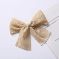 Élégant nœud à cheveux en dentelle beige avec texture fleurie et longs rubans pour filles - Beige